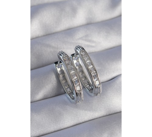 Pirinç Gümüş Renk Zirkon Taşlı Oval Model Küpe Pirinç Gümüş Renk Zirkon Taşlı Oval Model Küpe