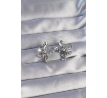 Pirinç Gümüş Renk İnci Detay Çiçek Tasarımlı Küpe