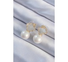 Pirinç Altın Renk Zirkon Taşlı Minimal Çiçek Tasarımlı Kadın Küpe