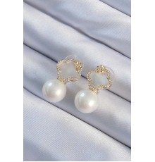 Pirinç Altın Renk Zirkon Taşlı Minimal Çiçek Tasarımlı Kadın Küpe