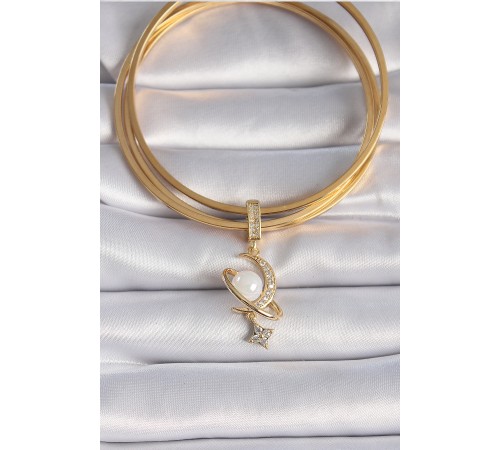 Pirinç Gold Renk Zirkon Taş Detaylı Hilal Model Sallantı İncili Ajda Charm Pirinç Gold Renk Zirkon Taş Detaylı Hilal Model Sallantı İncili Ajda Charm