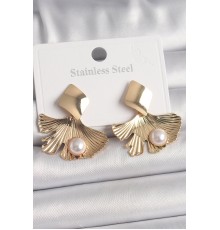 Pirinç Gold Renk Sallantı İnci Detaylı Yaprak Model Kadın Küpe