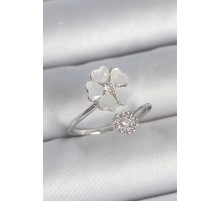 Pirinç Gümüş Renk Beyaz Mineli Çiçek Model Zirkon Taş Detay Kadın Yüzük