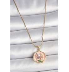 316L Çelik Gold Renk Zincir Pembe Renkli Çiçek İşlemeli İnci Detay Portre Model Kadın Kolye