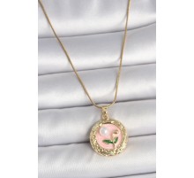316L Çelik Gold Renk Zincir Pembe Çiçek İşlemeli inci Detay Portre Model Kadın Kolye