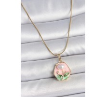 316L Çelik Gold Renk Zincir Pembe Çiçek İşlemeli İnci Detay Portre Model Kadın Kolye