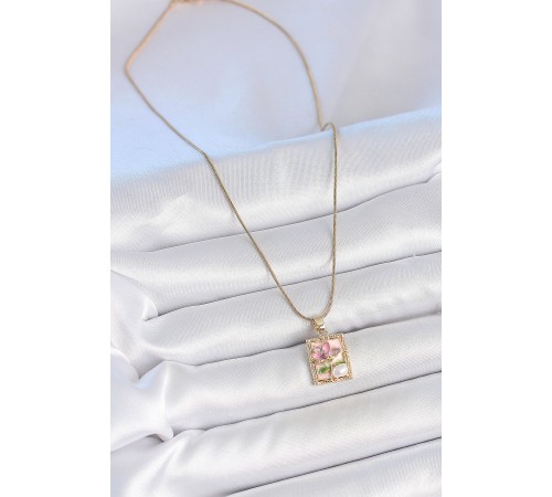 316L Çelik Gold Renk Pembe Mineli Çiçek İşlemeli İnci Detay Portre Model Kadın Kolye 316L Çelik Gold Renk Pembe Mineli Çiçek İşlemeli İnci Detay Portre Model Kadın Kolye