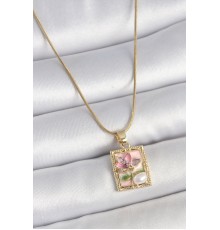316L Çelik Gold Renk Pembe Mineli Çiçek İşlemeli İnci Detay Portre Model Kadın Kolye