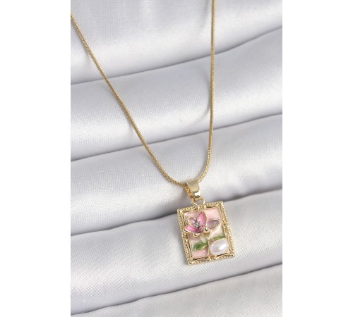 316L Çelik Gold Renk Pembe Mineli Çiçek İşlemeli İnci Detay Portre Model Kadın Kolye 316L Çelik Gold Renk Pembe Mineli Çiçek İşlemeli İnci Detay Portre Model Kadın Kolye