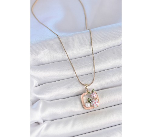 316L Çelik Gold Renk Zincir Pembe Mineli Kare Model Çiçek İşlemeli İnci Detay Kadın Kolye 316L Çelik Gold Renk Zincir Pembe Mineli Kare Model Çiçek İşlemeli İnci Detay Kadın Kolye