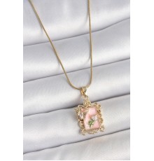 316L Çelik Gold Renk Zincir Pembe Mineli Çiçek İşlemeli Zirkon Taşlı Kelebek Detay Portre Model Kadın Kolye