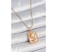 316L Çelik Gold Renk Zincir Pembe Mineli İncli Papatya Model Portre Model Kadın Kolye