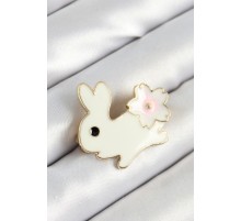 Mineli Çiçek Detaylı Krem Tavşan Figürlü Gold Renk Kadın Broş