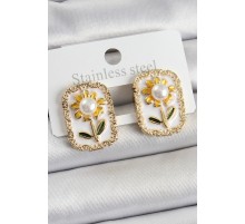 Pirinç Beyaz Mineli Papatya Figürlü Sanatsal Portre Model Gold Renk Kadın Küpe