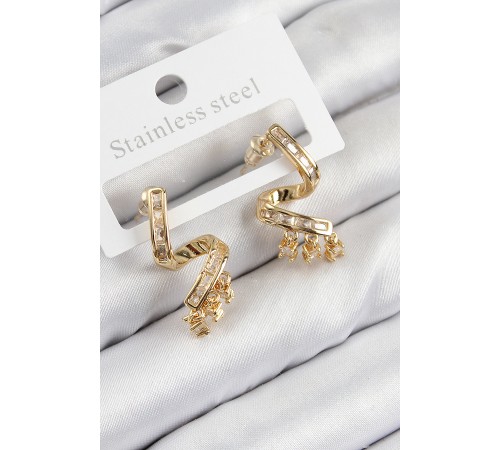 Pirinç Zirkon Taşlı Kıvrımlı Model Gold Renk Kadın Küpe Pirinç Zirkon Taşlı Kıvrımlı Model Gold Renk Kadın Küpe