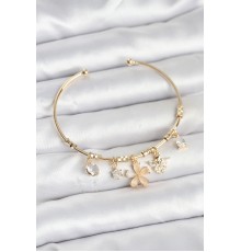 Çiçek ve Kelebek Charmlı Gold Renk Pirinç Kadın Bileklik