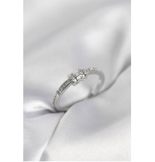 Zirkon Taşlı Gümüş Renk Pirinç Kadın Yüzük