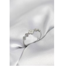Gümüş Renk Minimal Yonca ve Zirkon Taşlı Kadın Yüzük