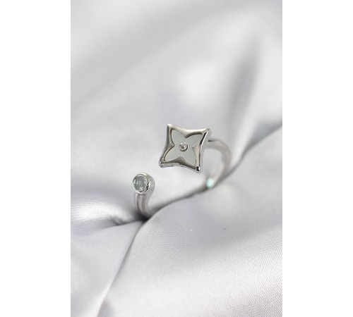 Gümüş Renk Köşeli Yonca Model Zirkon Taşlı Kadın Yüzük