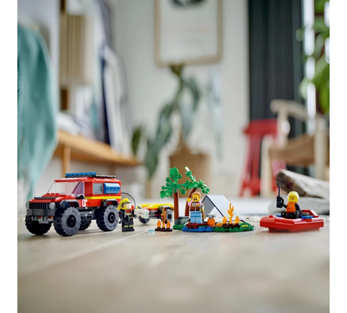 LEGO 4x4 Kurtarma Botlu İtfaiye Kamyonu