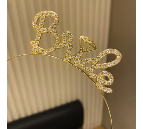 Altın Renkli Taşlı “Bride” Gelin Tacı – El Yazısı Yazı Tipiyle