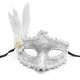 Lüks Beyaz Tüylü Venedik Maskesi – Taşlı Dantel Tasarım