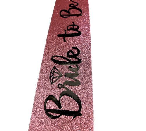 Pembe Üzeri Siyah İtalik Alyanslı Bride To Be Yazılı Simli Işıltılı Kuşak Kemer 10 cm Genişlik