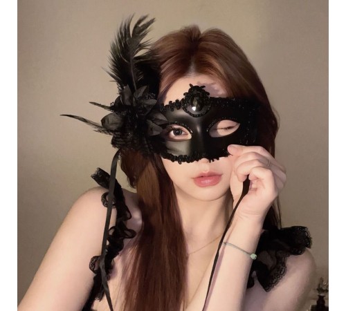 Siyah Mat Renk Yandan Tüylü Güllü Parti Balo Venedik Maskesi 16x22