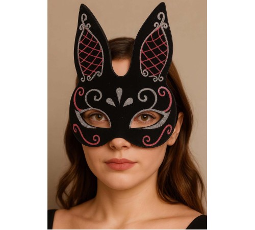 Siyah Renk Kırmızı Beyaz Simli Siyah Süet Kaplama Tavşan Maskesi 18x16 cm