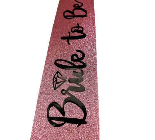 Pembe Üzeri Siyah İtalik Alyanslı Bride To Be Yazılı Simli Işıltılı Kuşak Kemer 10 Cm Genişlik Pembe Üzeri Siyah İtalik Alyanslı Bride To Be Yazılı Simli Işıltılı Kuşak Kemer 10 Cm Genişlik