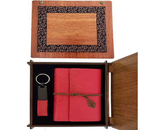 Ahşap Kutulu Kırmızı Deri Defter Ve Anahtarlık Set Ahşap Kutulu Kırmızı Deri Defter Ve Anahtarlık Set