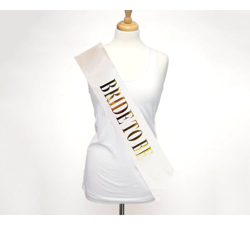 Beyaz Üzeri Altın Büyük Bride To Be Yazılı Simli Işıltılı Kuşak Kemer 10 Cm Genişlik Beyaz Üzeri Altın Büyük Bride To Be Yazılı Simli Işıltılı Kuşak Kemer 10 Cm Genişlik