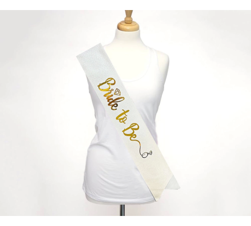 Beyaz Üzeri Altın İtalik Alyanslı Bride To Be Yazılı Simli Işıltılı Kuşak Kemer 10 Cm Genişlik Beyaz Üzeri Altın İtalik Alyanslı Bride To Be Yazılı Simli Işıltılı Kuşak Kemer 10 Cm Genişlik