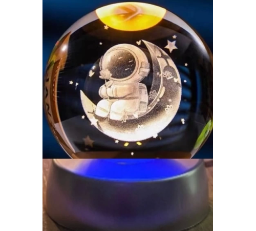 Dekoratif Ay Üstünde Astronot Tasarımlı Plastik Altlıklı Cam Küre Dekoratif Ay Üstünde Astronot Tasarımlı Plastik Altlıklı Cam Küre