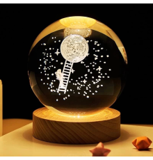 Dekoratif Merdiven Astronot Tasarımlı Ahşap Altlıklı Işıklı Cam Küre Büyük Boy Cam:8cm Ahşap:2cm