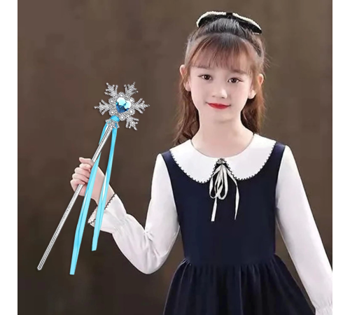 Kar Taneli Mavi Kalp Taşlı Saten Kurdeleli Karlar Ülkesi Elsa Asası Sopası 34 Cm Kar Taneli Mavi Kalp Taşlı Saten Kurdeleli Karlar Ülkesi Elsa Asası Sopası 34 Cm