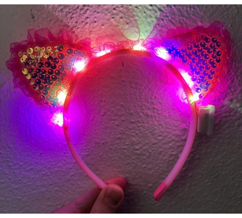 Kenarları Dantelli Fuşya Pullu Payetli Led Işıklı Kedi Kulak Taç 17x19 Cm Kenarları Dantelli Fuşya Pullu Payetli Led Işıklı Kedi Kulak Taç 17x19 Cm