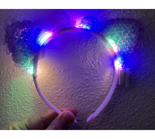 Kenarları Dantelli Mor Pullu Payetli Led Işıklı Kedi Kulak Taç 17x19 Cm