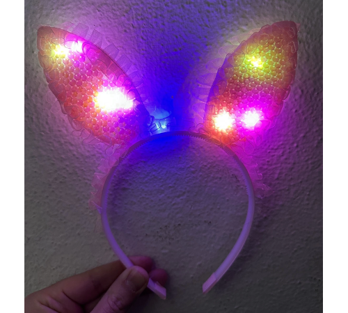 Kenarları Dantelli Pembe Pullu Payetli Led Işıklı Tavşan Kulak Taç 23x19 Cm Kenarları Dantelli Pembe Pullu Payetli Led Işıklı Tavşan Kulak Taç 23x19 Cm