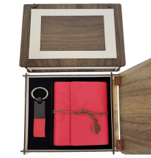Özel Ahşap Kutulu Kırmızı Deri Defter Ve Anahtarlık Set