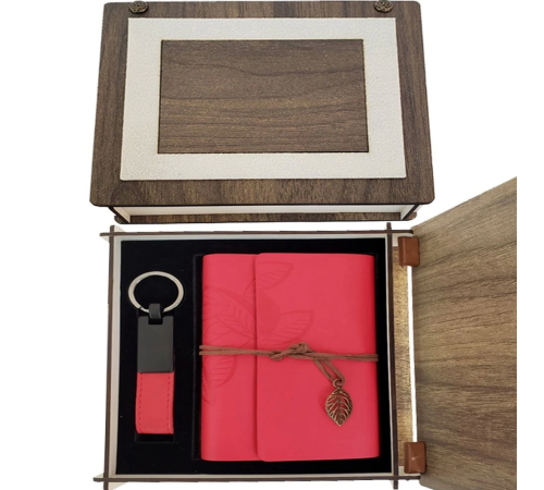 Özel Ahşap Kutulu Kırmızı Deri Defter Ve Anahtarlık Set Özel Ahşap Kutulu Kırmızı Deri Defter Ve Anahtarlık Set