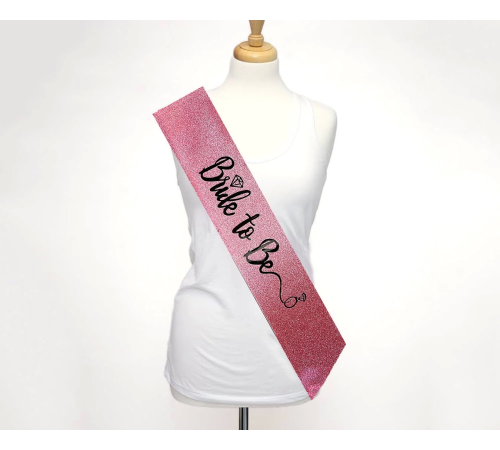 Pembe Üzeri Siyah İtalik Alyanslı Bride To Be Yazılı Simli Işıltılı Kuşak Kemer 10 Cm Genişlik Pembe Üzeri Siyah İtalik Alyanslı Bride To Be Yazılı Simli Işıltılı Kuşak Kemer 10 Cm Genişlik