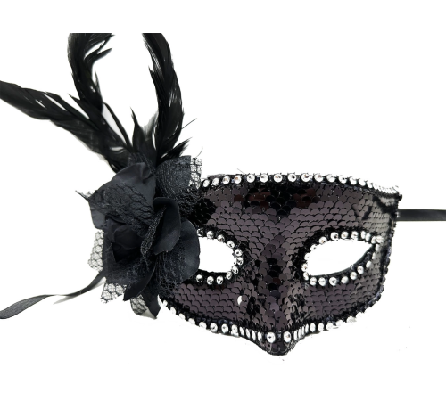 Siyah Renk Yandan Tüylü Güllü Gümüş Taşlı Pullu Maske 20x22 Cm Siyah Renk Yandan Tüylü Güllü Gümüş Taşlı Pullu Maske 20x22 Cm