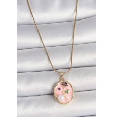 316L Çelik Gold Renk Zincir Pembe Çiçek İşlemeli İnci Detay Portre Model Kadın Kolye