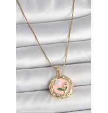 316L Çelik Gold Renk Zincir Pembe Çiçek İşlemeli inci Detay Portre Model Kadın Kolye