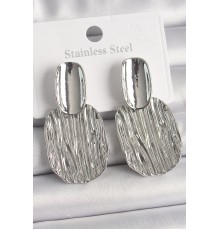 Pirinç Gümüş Renk İşlemeli Kare Plaka Model Kadın Küpe