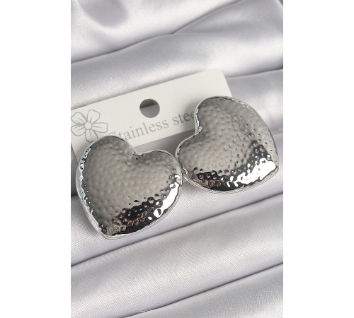 Pirinç Gümüş Renk İşleme Detaylı Kalp Model Kadın Küpe