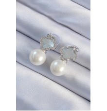 Pirinç Gümüş Renk Zirkon Taşlı Minimal Çiçek Tasarımlı Kadın Küpe