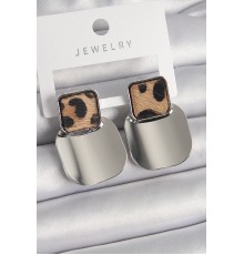 Pirinç Gümüş Renk Kare Plaka Leopar Desenli Kadın Küpe