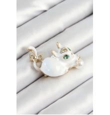 Zirkon Taşlı İnci Detaylı Beyaz 3D Kedi Figürlü Gold Renk Kadın Broş